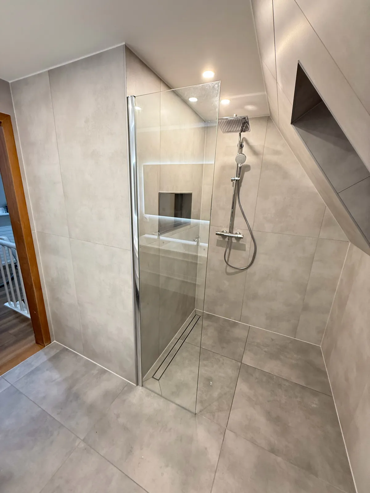Bodengleiche Dusche mit Rinnenablauf und Glaswand im Dachgeschossbad