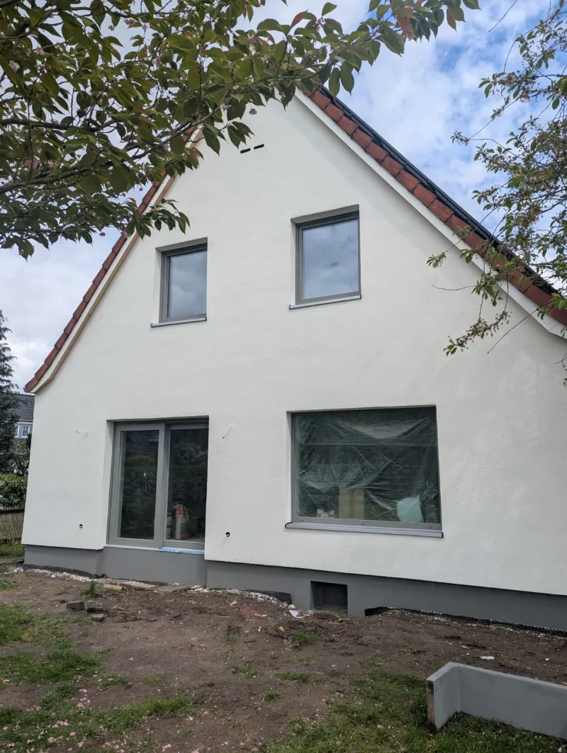 Giebelhaus mit neu verputzter, heller Fassade