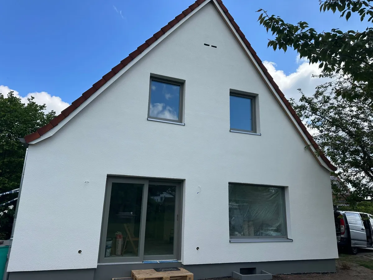 Giebelhaus nach der Fassadensanierung mit heller, neu verputzter Fassade