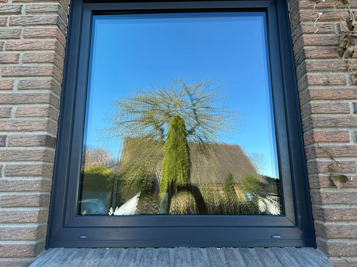 Neues anthrazitfarbenes Fenster in einer Klinkerfassade