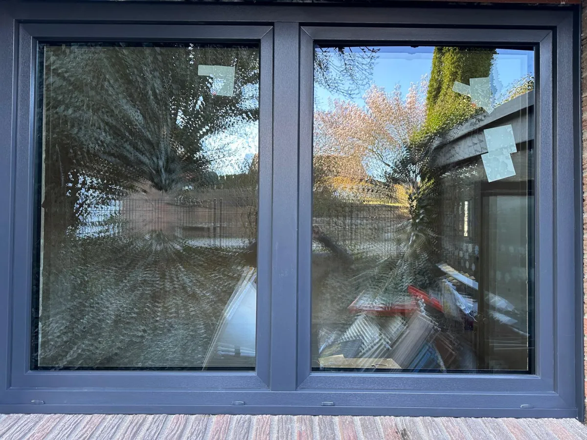 Neu eingebautes zweiflügeliges Fenster in Anthrazit