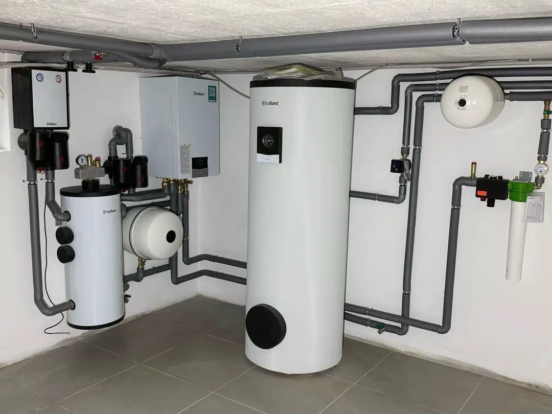 Heizraum mit Wärmepumpen-Innengerät, Warmwasserspeicher und Pufferspeicher